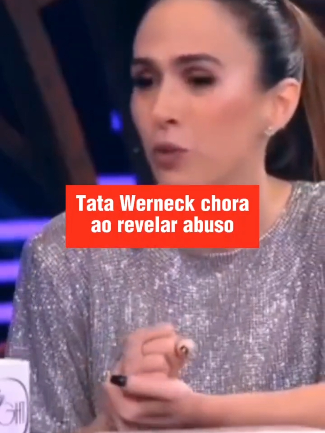 A apresentadora Tata Werneck surpreendeu ao se emocionar e chorar em seu programa, o Lady Night, ao receber a atriz Débora Falabella. Sempre fazendo piadas e tirando sarro das situações, a humorista chamou a atenção ao realmente se emocionar e fazer um desabafo. A esposa de Rafa Vitti então fez uma forte revelação sobre sua vida pessoal e foi possível ver que se tratava de um assunto muito sério: abus0 s3xual. A famosa compartilhou o que viveu ao falar sobre ter ido à peça de Débora, Prima Facie, que retrata a história de uma advogada que questiona o judiciário após ter sido vítima de estupr0.  🎥 Multishow  #Ladynight #TataWerneck 