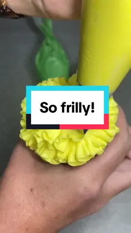 All those frills 😍 Just squeeze your piping bag while it’s moving around the cupcake to get this effect.    Nozzle details are in the video. Just let me know if you have any questions. ##cupcakeskills##cupcakedecorating##buttercreamflower##debbiebakes##cupcakepiping##cake2024##buttercreamflowersvideo##howtopipebuttercream##cupcakeoftheday##cupcakeflower##cupcakeflowertutorial##yellowflowers##cupcake