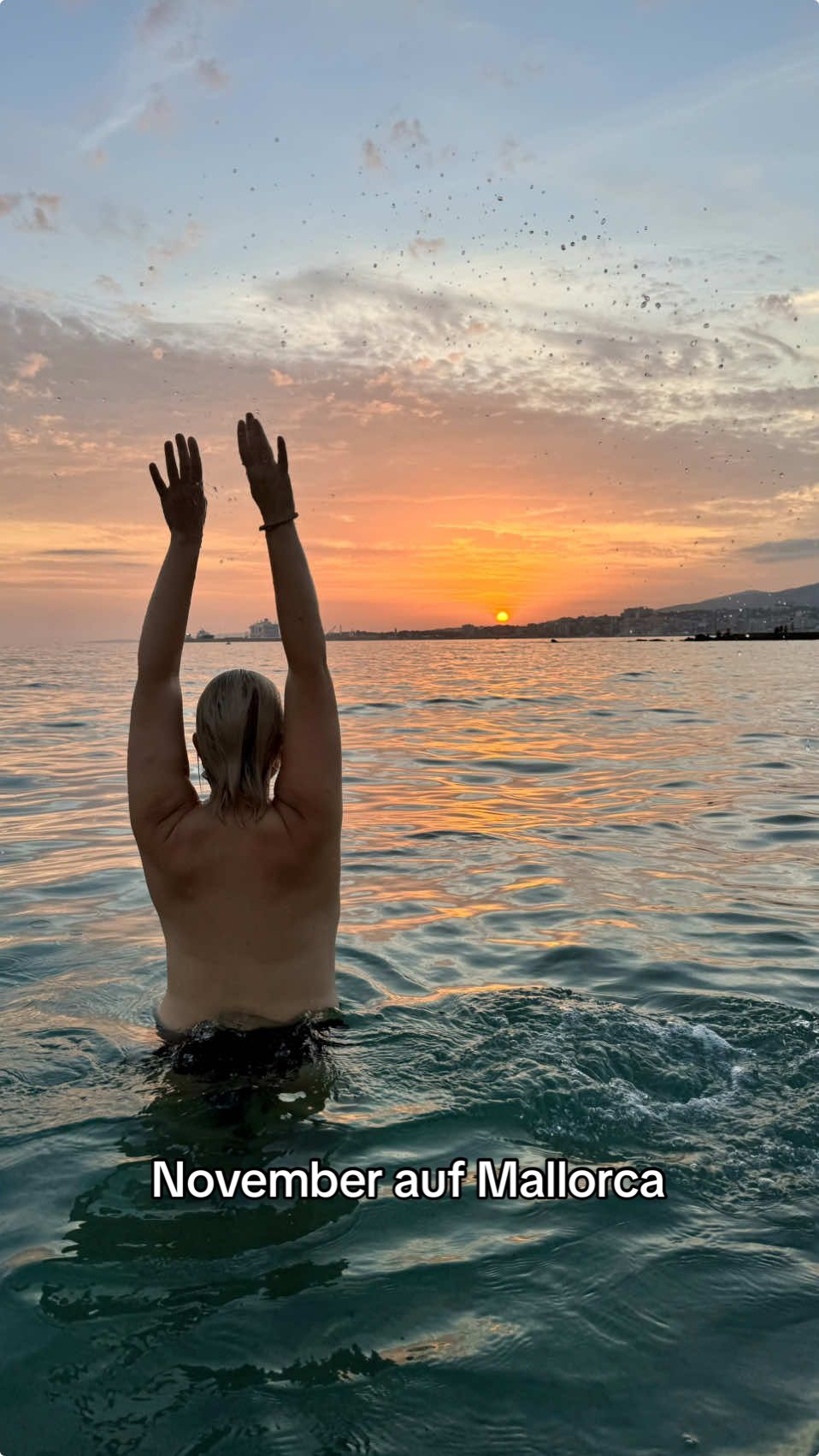 Ein Moment voller Glück und Freiheit: Nach einem langen Arbeitstag einfach ins Meer springen – und das an einem Dienstagabend, mitten im Herbst! Genau solche Augenblicke machen das Leben auf der Insel so besonders und mich unglaublich glücklich. Diese Freiheit und das Gefühl von Sonne, Meer und Salz auf der Haut sind einfach unbezahlbar. Wer braucht schon den Sommer, wenn man diesen Luxus das ganze Jahr genießen kann? #palma #mallorca #sonnenuntergang #lebenammeer #calmdown #slowliving #meer #auswandern #auswandernausdeutschland #islandlife #livingsbroad 