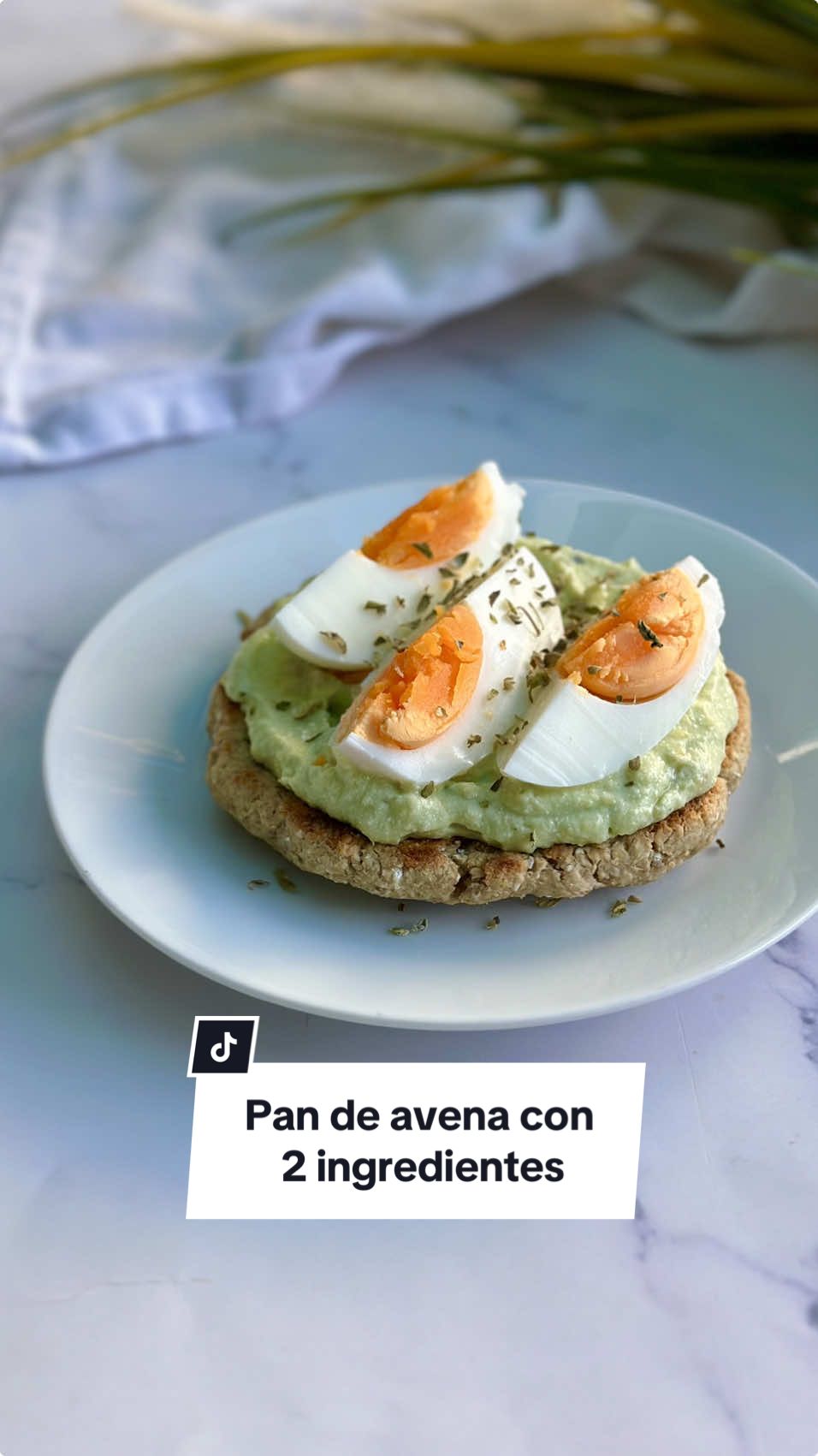 PAN DE AVENA CON 2 INGREDIENTES  ✅SIN GLUTEN✅SACIANTE✅SIN HORNO Apúntate esta idea para un desayuno completo, saciante y cargado de energía.  INGREDIENTES PARA 1 RACIÓN 🥖 45 gr. de harina de avena (1/2 taza) la mía sin gluten 🥖50 gr. de yogurt natural o griego Sal 🥑OPCIONAL PARA ACOMPAÑAR: aguacate, ricotta, aceite de oliva, sal y pimienta. 1 huevo cocido y orégano  PREPARACIÓN  🥖Mezcla la harina de avena con el yogurt y la sal. Amásalo un poco con tus manos, dale forma y cocínalo con tapa en una sartén a fuego medio con aceite de oliva por ambas caras (unos 4 min por cada lado) 🥑Mezcla el aguacate con la ricotta, el aceite de oliva, la sal y la pimienta  🥖Retira el pan y ahora puedes abrirlo  para rellenarlo o servirlo como te muestro en el vídeo  Que lo disfrutes, gracias por estar aquí ❤️ . . . . . #desayunosaludable #desayunos #postressingluten #recetasfit #glutenfree #comersano #desayunosaludable 