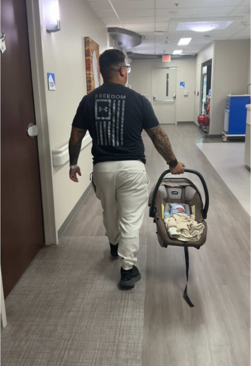 Finally! The hot dad walk from the hospital to home 😅🥵 (Dont mind the string hanging, we were excited)  #daddyshere #hotdadwalk #loveya #babyshere #birth #fyp #pregnancyjourney 