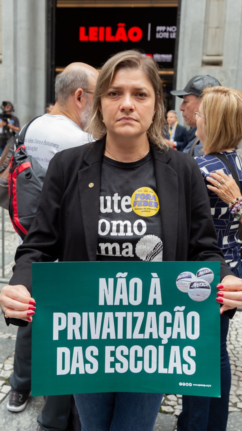 Tarcísio ataca a rede estadual de educação Denunciei na Comissão da Educação da Câmara dos deputados o verdadeiro aniquilamento da educação de São Paulo que está sendo promovido pelo governador Tarcísio de Freitas. Não bastasse a entrega de escolas às empresas, ele também tomou decisões extremamente prejudiciais aos professores e ao desenvolvimento dos alunos. Tarcísio de Freitas desrespeita a tudo e a todos. Seu único interesse é o enriquecimento dos seus parceiros com o secretário Renato Feder. O coletivo Educação em 1º Lugar está nas ruas e atuando em todas as esferas legislativas contra esses absurdos. A luta não para! #educacao #escolas #escola #professor #professora #estudante #estudantes #psol 