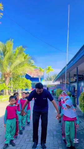 PJOK TODAY KELAS ll SDN PEMURUS BARU 3 BANJARMASIN  ice breaking melatih kekompakan dan konsentrasi #icebreeking #majumundur #fyp #pjok #dance #gurumuda #gurutiktok  #trendguru 