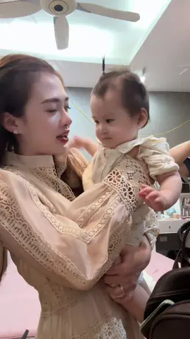 Sao hả sao hả 🤣 Hôm qua đòi bố bế đi chơi lên làm đỏm tí thuiii , chứ con vẫn iu mẹ lắm kaka #lầnđầulàmvợ #mẹbimsua 