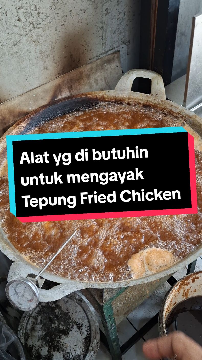 Wajib punya ayakan yg halus ya.. untuk mengayak tepung yg habis di gunaka Breading ayam ke tepung..