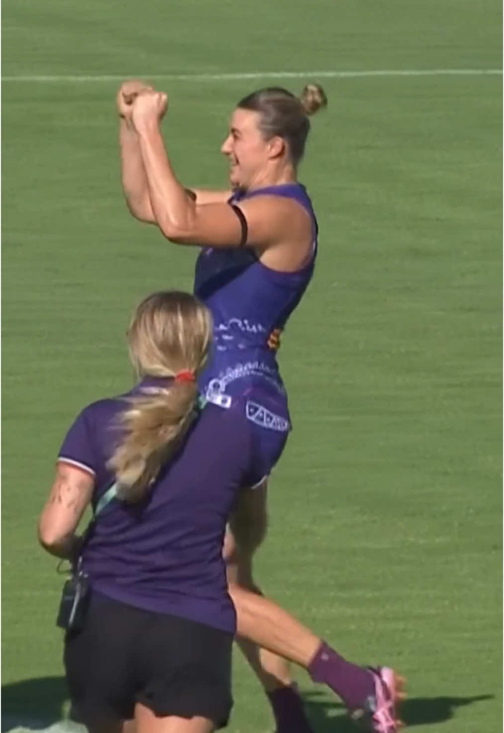 Have you ever seen someone so excited to win the coin toss? 😅 #aflw #footy