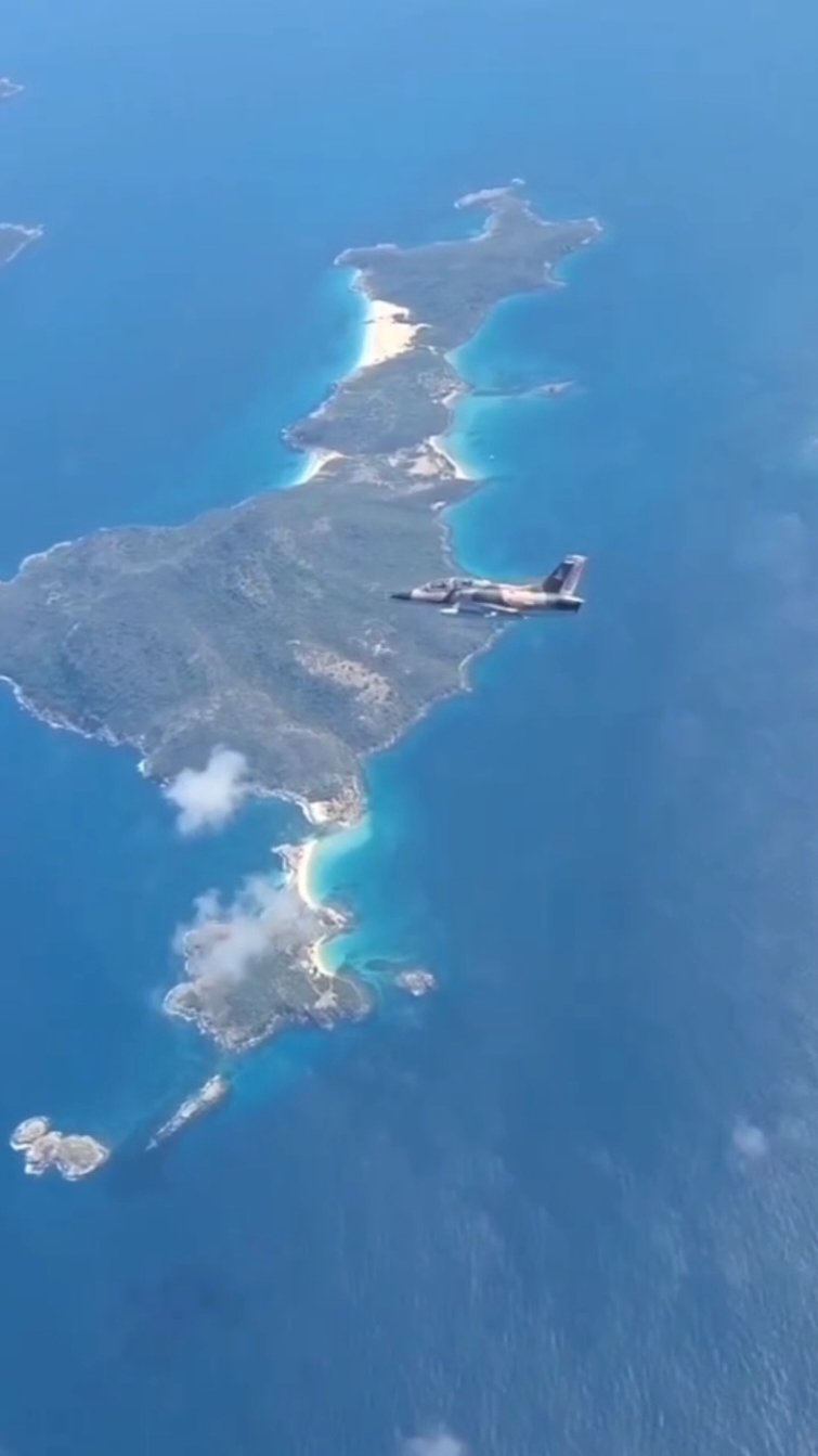 Descubre la belleza de #venezuela🇻🇪  desde las alturas. Cada hermoso paisaje y su pueblo es protegido por las damas y caballeros del aire de la #fanb. Aviación Militar Bolivariana, 