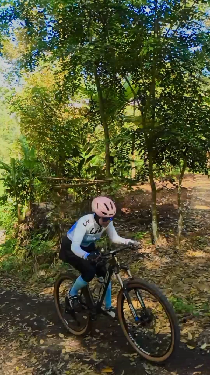 Pesona Emak² MTB😄Mainnya kalo nggak di Gunung ya di Kebon🤣 #gowescantik #mtblove 