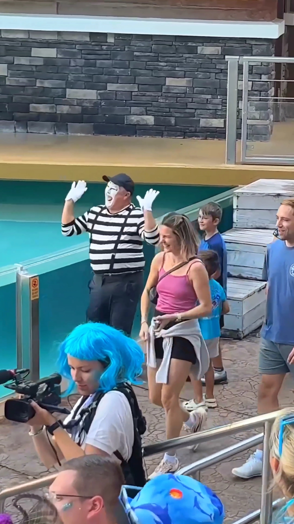 Tom loves to tease beautiful women #lol #tomthemime #totanthemime #tomtheseaworldmime #mime #seaworldmime #funartist #thebestoftom #bestreactionprank #funvibes #totanthemime #foryou #fyp #foryoupage #funny 