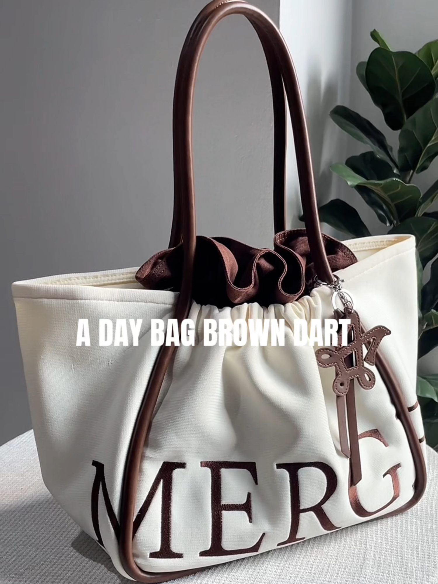 Let’s see the details ! “A DAY BAG Brown Dart” 🤎 Merge A Day Bag เปิดตัว สีใหม่ 'Brown Dart' ผ่านการผสมผสานเฉดสีในฤดูใบไม้ร่วงจากโทนสีธรรมชาติ เติมเต็มความเรียบหรูที่ลงตัว กระเป๋า Tote Bag สามารถ Adjust ได้ตามการใช้งาน Functional  จัดเก็บของด้านในได้สะดวก ใช้งานง่าย จุของได้เยอะ สามารถถือได้ทุกลุคทุกสไตล์ เเละโอกาสต่างๆ ถือว่าเป็น ‘Everyday Bag’  Details : ผลิตจากผ้า Flyknit สี Light Beige เกรดพิเศษ ที่ขึ้นรูปทรงสวย ตัดต่อกับหนัง Vegan สีน้ำตาล สามารถพับปีกกระเป๋าให้ขนาดเล็กลง ในวันที่ใส่ของน้อย สายกระเป๋าทำจากหนังคุณภาพดีเป็นทรง ความยาวสายกระเป๋า 23.5 Inch ดีเทลปักโลโก้ MERGE สีน้ำตาล ใช้รูปเเบบปักเเบบ Twist กระเป๋าหูรูดด้านใน ผลิตจากผ้ายีนส์สีน้ำตาล ด้านในมีซิปโลโก้และป้ายหนัง MERGE Keychain หนังสีน้ำตาล โลโก้ MERGE ความกว้าง 13 x 21 Inch / ความสูงกระเป๋า 11 Inch / น้ำหนัก 1.01 Kg #mMergeADayBag Color : Brown Dart Price : 2,790 THB TERMS & CONDITIONS 1. จำกัด 2 ใบ ต่อ 1 คำสั่งซื้อ, ชำระเงินภายใน 15 นาที *ค่าส่งสินค้า 100 บาท ต่อกระเป๋า 1 ใบ *กล่องพัสดุ 1 ใบ บรรจุ Merge A Day Bag สูงสุด 2 ใบ หากต้องการแยกกล่อง แจ้งประสงค์กับแอดมิน ภายในวันที่เปิดขายเท่านั้น และท่านสามารถติดตามเลขพัสดุใหม่จากทางแอดมิน 2. ทางแบรนด์ขอสงวนสิทธิ์ในการจัดส่งสินค้าโดยอ้างอิงจากลำดับการชำระเงินสำเร็จ 3. ไม่สามารถแก้ไขชื่อ ที่อยู่ เเละเบอร์ติดต่อ EXCHANGEABLE | NO RETURN ถ่ายรูปสินค้า และ VDO ที่เห็นสินค้าชัดเจนให้แอดมิน ภายใน 7 วัน หลังได้รับสินค้า โดยมีเงื่อนไขดังนี้ 1. สินค้าหรืออุปกรณ์ที่ต้องการเคลมต้องอยู่ในสภาพเดิม 2. ต้องไม่ผ่านการใช้งาน *หากสินค้ามีตำหนิ หรือ เกิดจากความผิดพลาดจากทางร้านค้า 🗓 10 November 2024, 12 PM 📍Available for purchase on LINE MY SHOP #mergeofficial #mmergeadaybag