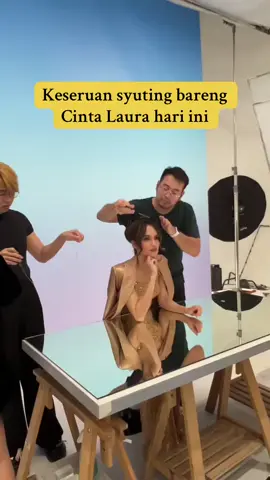 Ada yg bisa tebak iklan apa ini?? @cintakiehl #cintalaura #commercial #btsiklan #syutingiklan #hairstylist #hairstyleideas #hairstylistoftiktok #fyp #fypage #fypシ 