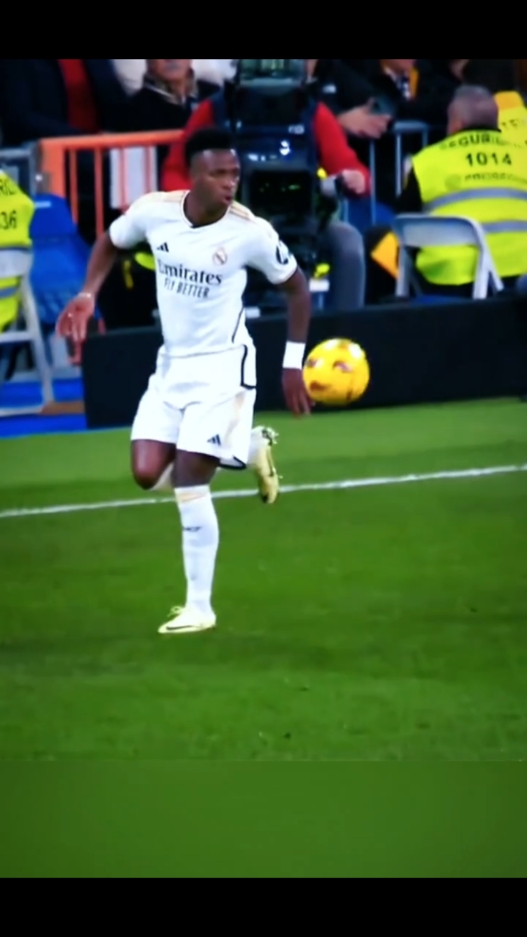 VINICIUS JUNIOR BEST SKILL MOMENT IN FOOTBALL  #viniciusjunior  #footballedit  #footballtiktok  #footballskills 