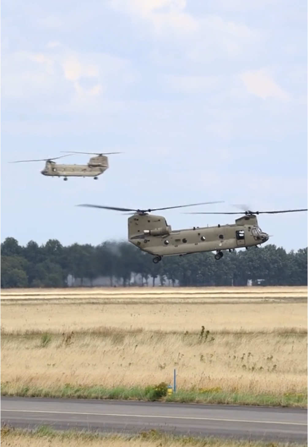 Dancing with your aircraft! 😍 RNLAF 🇳🇱 CH47F Chinook    #298squadron   #fly #rnlafchinook #ch47 #ch47chinook #ch47d #ch47f #ch47fchinook #chinook #chinookhelicopter #flyby #fly #avi #aviation #avion #aviationlife #aviationlovers #aviationdaily #avigeek #luchtmacht #rnlaf🇳🇱 #rnlaf #koninklijkeluchtmacht #luchtmachtfotograaf #duursmalevi  #opdezedag 