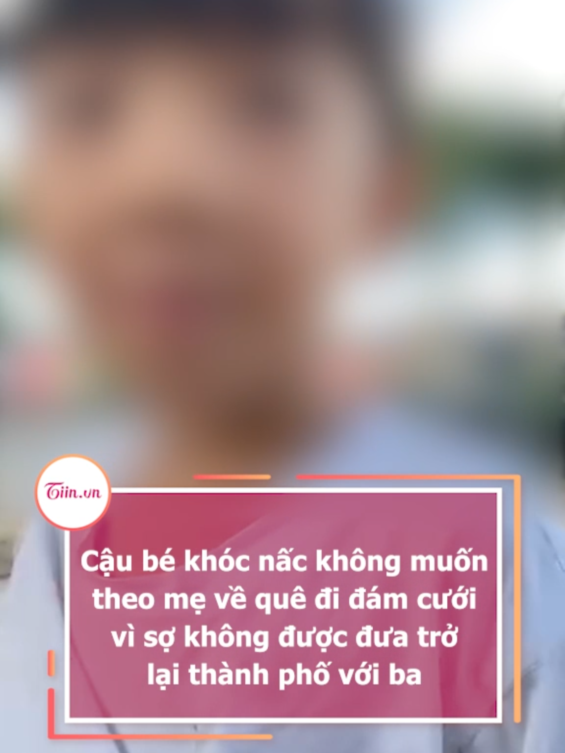 Cậu bé khóc nấc không muốn theo mẹ về quê đi đám cưới vì sợ không được đưa trở lại thành phố với ba #tiinnews