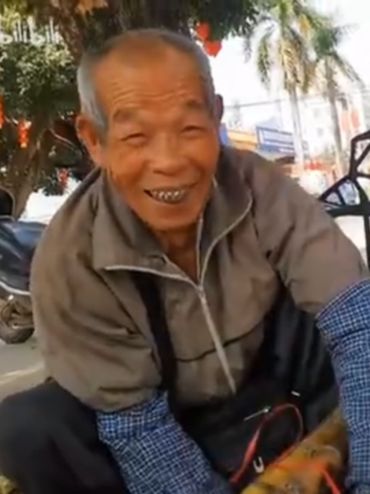 Maoming, Guangdong: Hakka old man selling sugar cane #hakka #hakkapeople #hakkalanguage #maominghakka #客家 #客家人 #客语 #客家话 #茂名客家话