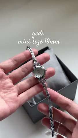 Thiết kế dây mảnh, ôm sát cổ tay, phù hợp để trở thành người bạn đồng hành trên từng khoảnh khắc đáng nhớ. Đặc biệt, khả năng chống nước 3ATM, bạn có thể yên tâm diện gedi mini mỗi ngày. 💧