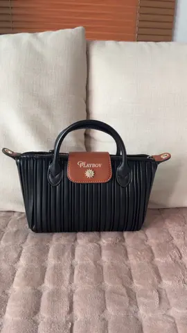 กระเป๋าสะพายข้างรุ่น Daisy Bag มีให้เลือก2สี สีดำและสีขาว #playboy #กระเป๋าplayboy 