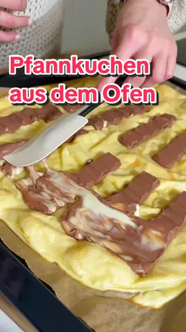 Pfannkuchen aus dem Ofen🥞 (SchautInUnsereProfilbeschreibung) Wir brauchen  -  2 Eier -  400ml Milch -  160g Mehl -  3 EL Zucker (oder etwas mehr nach Geschmack) -  3 EL Öl -  Prise Salz  -  1 Päckchen  Kinderriegel Und so einfach gehts -  Für den Teig alle Zutaten miteinander vermischen und im Backofen bei 200 Grad, ca. 20-25 Minuten backen. -  Anschließend mit den Kinderriegel toppen, warten bis sie geschmolzen sind und genießen. • • #pfannkuchen #crepes #kinderriegel #eierkuchen 