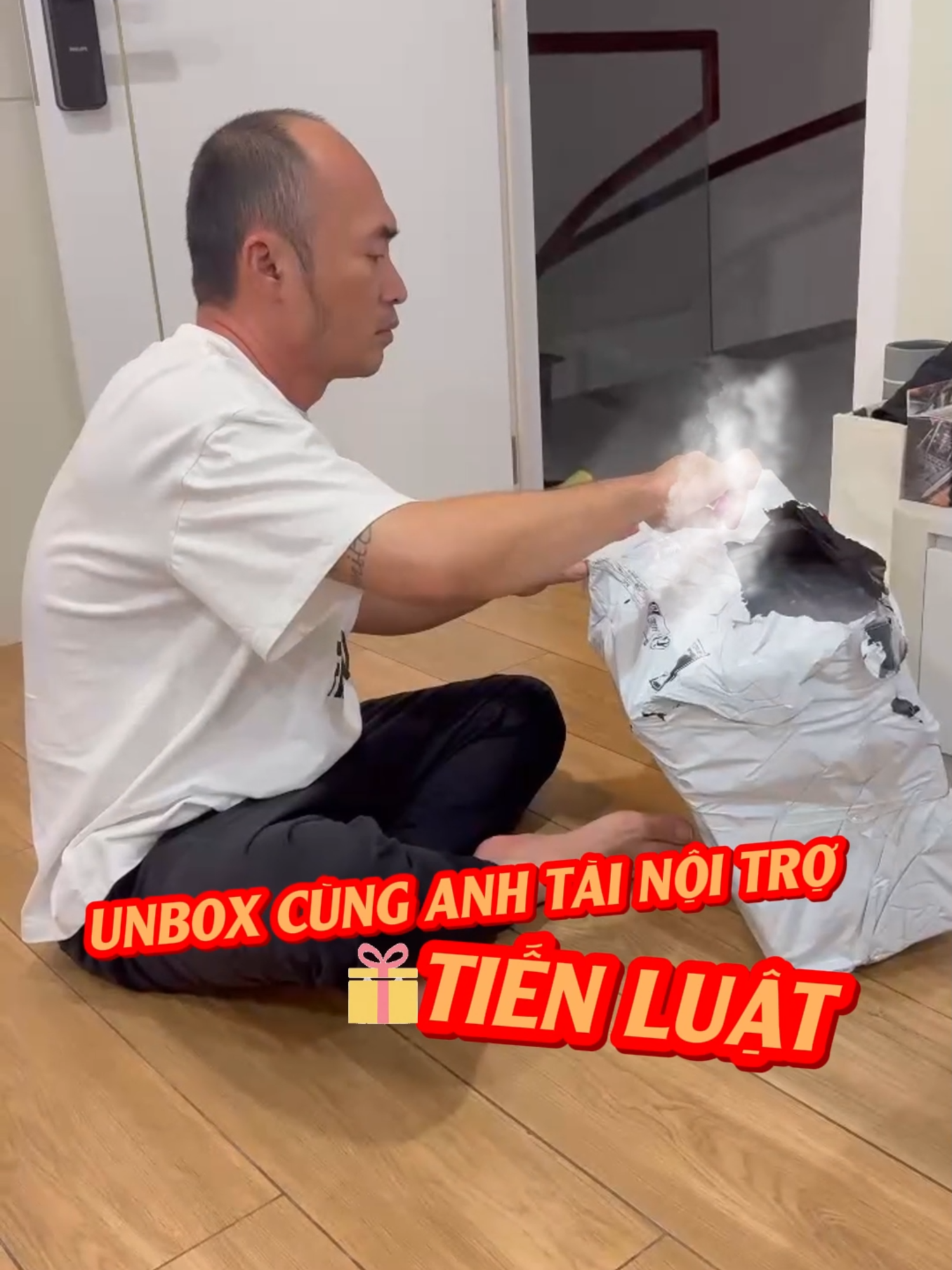 Không biết sắp tới ổng lại unbox thêm đồ gì nữa đây? Có cách nào để chồng tui bớt mua sắm lại không dị mọi người #thutrang #tienluat #thutrangtienluat #tienluatthutrang #shopping