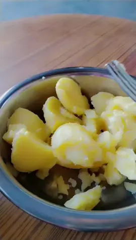 طريقة عمل كرات البطاطس بل جبنة بي طريقة سهلا 👌😋 نصف كيلو بطاطا مسلوقه ملعقة ماجي ملعقة صغيرة بصل بودر ملعقة صغيرة ثوم بودر نصف ملعقة صغيرة فلفل ابيض ملعقة بابريكا  ٢ملعقة نشاء  الحشوة جبنة موزاريلا التغليف سمون مطحون 