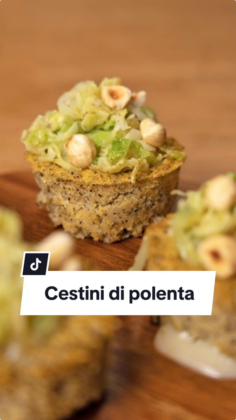 CESTINI DI POLENTA CON CREMA DI GORGONZOLA, VERZE SPADELLATE E NOCCIOLE Se sei alla ricerca del finger food autunnale perfetto, questa ricetta di @Michela_incucina, creata insieme agli amici di Polenta Valsugana, fa al caso tuo: Cestini di polenta con crema di gorgonzola, verze spadellate e nocciole 😍 facili, veloci e con un cuore cremoso che ti farà innamorare già al primo morso 😋 🕐Tempo di preparazione: 30 minuti 🕐Tempo di riposo: 30 minuti 🕐Tempo di cottura: 15 minuti 😊Difficoltà: Facile  🍽Dosi: Per 6 cestini  🤑Costo: Basso Ingredienti: Per i cestini:  Polenta Valsugana, 180 g; Acqua, 720 ml; Sale, 1 cucchiaino; Olio evo, q.b.; Per il ripieno: Verza, ½; Aglio, 1 spicchio; Gorgonzola, 250 g; Parmigiano, 80 g; Nocciole, 80 g; Per condire: Sale e pepe, q.b.;  Olio extra vergine d’oliva, q.b.;  - Nel video sono presenti marchi e prodotti a fini commerciali: Polenta Valsugana  - #ChefinCamicia #RicetteVeloci #RicetteSemplici #CucinaItaliana #PolentaValsugana #ADV