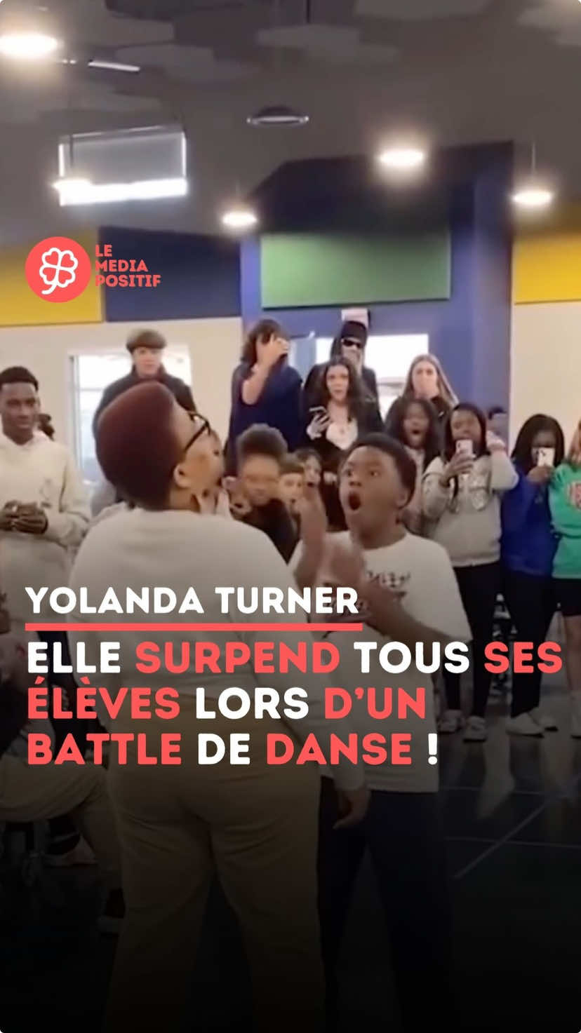 Yolanda Turner enseigne depuis 25 ans à la Summer High School de Riverview. Lors d’une pause entre deux examens, un élève est venu lui demander : « Peut-on faire une battle de danse ? », ce qu’elle a accepté avec plaisir ! 🎥 soulseedsforall Abonne-toi pour ➕ d’instants positifs ! 🍀