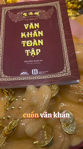 Bạn đã biết cách sắm lễ và văn khấn cho những ngày lễ quan trọng trong nhà chưa??? Nếu chưa thì mình khuyên bạn nên tìm hiểu quyển sách văn khấn toàn tập này #sachphongthuy #tailocmayman #tamlinhphongthuy #tamlinh #phongthuy #cuuhuyenthatto #phatphapnhiemmau🙏🙏🙏 
