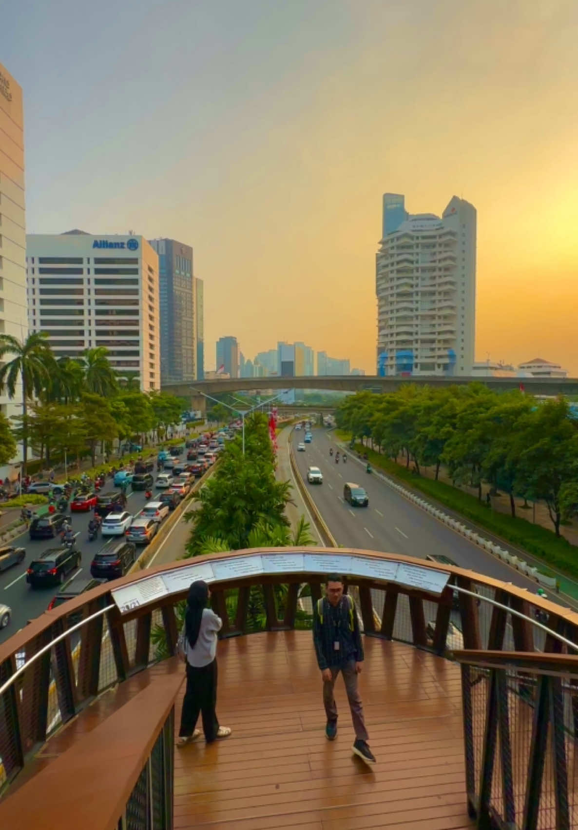 Cari spot seru buat jalan sore di Jakarta? Yuk, intip JPO Phinisi! 🌇✨ Jembatan penyeberangan ini nggak cuma buat nyebrang, tapi juga bikin vibes sunset di tengah kota makin epik! 😍 Siapa yang mau nongkrong sambil foto-foto di sini? #jalanjalanjakarta #jpophinisi #jakartavibes #jpokaretsudirman #fypシ #fyp #sunsetlover #kotajakarta #jalanjalan #jpopinisi #senjajakarta #jalanjalansore #explorejakarta #travelvibes #tiktoktraveltrend #wtgid #walkingtourgideon 