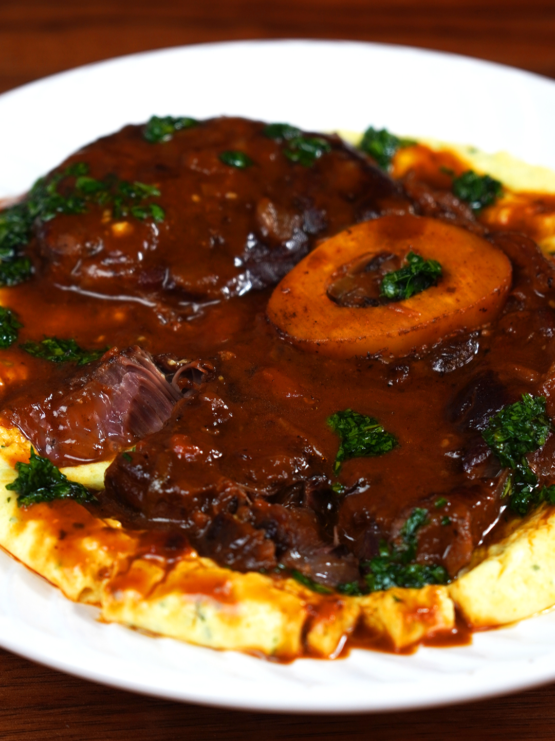 Dono de Restaurante Italiano me revelou sua receita secreta de Ossobuco com Polenta Cremosa! INGREDIENTES: - 3 rodelas de ossobuco (aprox. 2cm de espessura) - 1 cebola - 1 cenoura - 2 talos de aipo - Um pouco de vinho branco ou tinto - 1 litro de caldo de carne - 1 xícara de purê de tomate - 1 dente de alho - 2 folhas de louro seco {Polenta} - 500ml de leite - 200ml de creme de leite - 100g de polenta - 25g de queijo parmesão - 5 folhas de manjericão fresco MODO DE FAZER: Amarre cada fatia de ossobuco com barbante. Tempere com sal, pimenta e um fio de óleo. Em uma frigideira bem quente, doure o ossobuco dos dois lados. Reserve a carne. Na mesma frigideira, refogue a cebola, a cenoura e o alho-poró, até ficarem bem dourados. Coloque os pedaços de ossobuco de volta na panela e acrescente o vinho. Adicione o caldo, extrato de tomate, alho picado, folhas de louro e sal. Misture bem. Tampe a panela e deixe cozinhar em fogo baixo por aproximadamente 2 horas. Na panela de pressão, o tempo de cozimento é reduzido para 40 minutos. {Polenta} Em uma panela, misture o leite e o creme de leite com sal e pimenta, e aqueça até ferver. Aos poucos, adicione o fubá, mexendo para evitar grumos. Cozinhe até a mistura engrossar e finalize com queijo parmesão e manjericão picado. Misture o alho picado, a salsinha e as raspas de limão. Reserve para a finalização. #foodmakers #receitas #gastronomia #culinaria #ossobuco #polenta #carne #molho