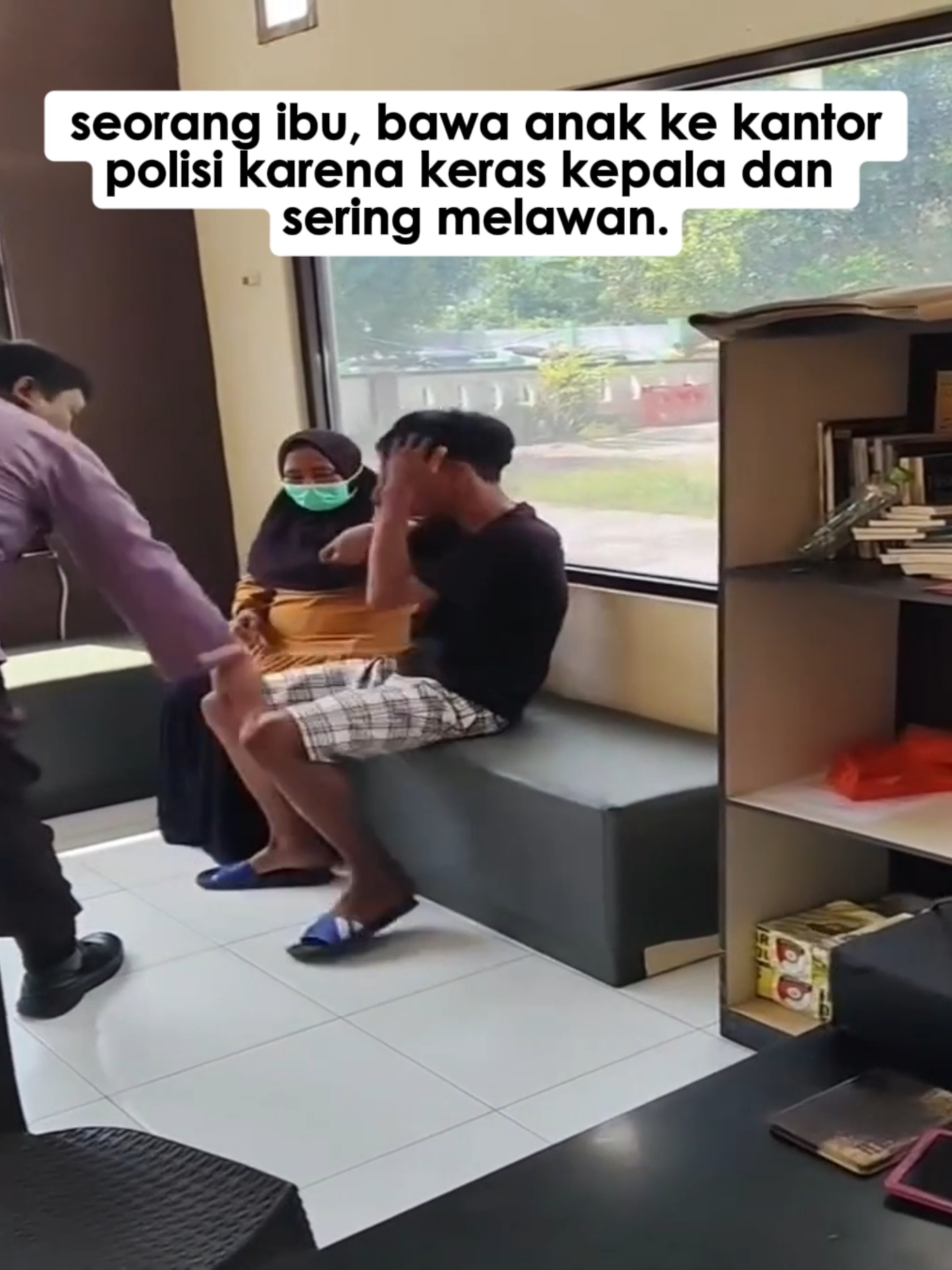 Viral di media sosial, seorang pria menangis histeris saat digiring ke kantor polisi oleh orang tuanya. Sang ibu memutuskan untuk membawa anaknya ke polisi karena anaknya dinilai keras kepala dan sering melawan. #tiktokberita #bangsaonline #harianbangsa