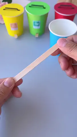 Make a mini trash can with paper cups that can be opened with just one click. It's simple and fun, try it out with your child!#ParentchildHandicraft #DIY #HomemadeToys #Handicraft