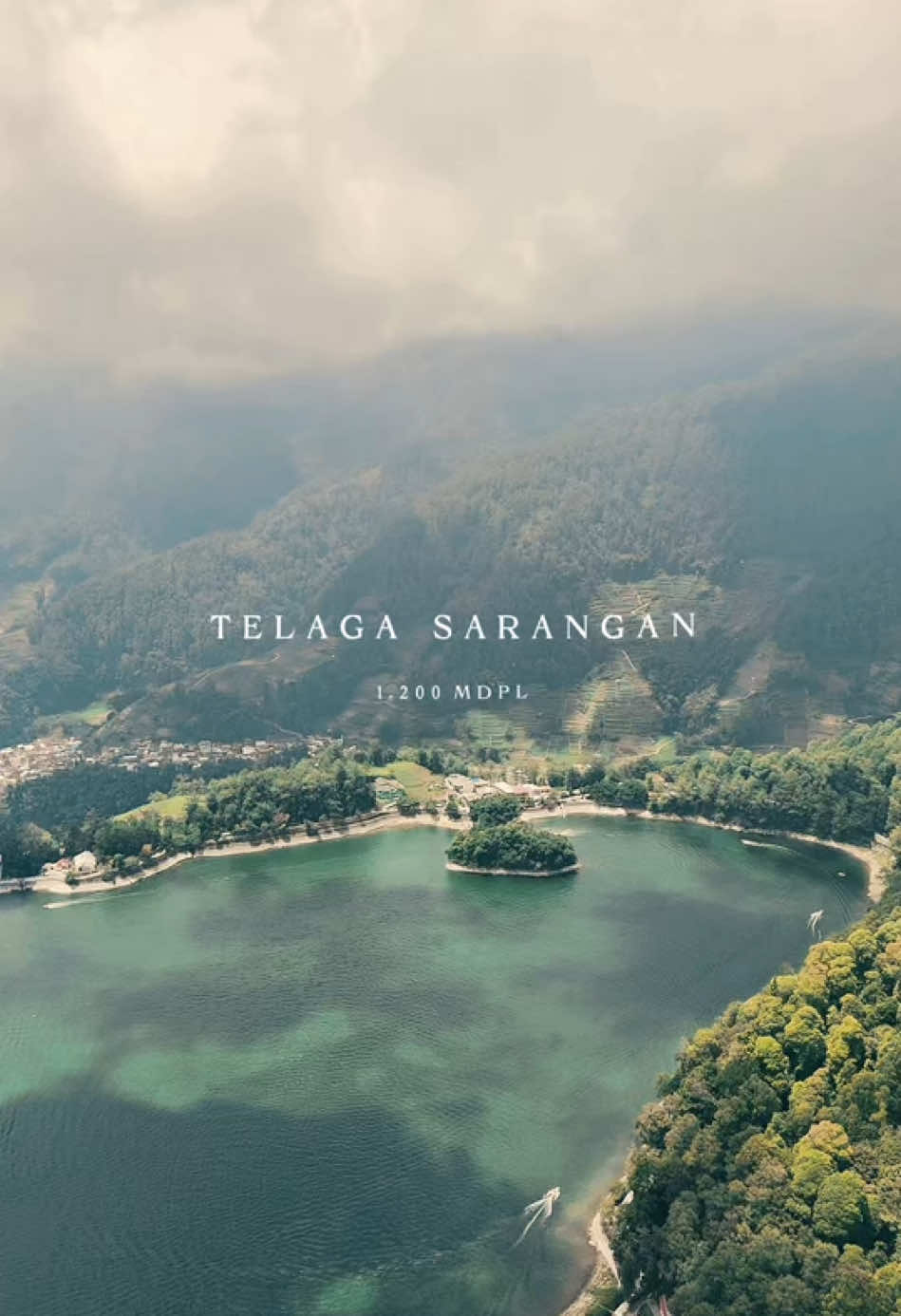 Ada kenangan apa disini? Perpaduan pemandangan danau dan gunung gunung emang keren sih bakal betah dan kangen kesini lagi 🥹 Telaga Sarangan yang dikenal sebagai Telaga Pasir berada di ketinggian 1.200 meter di atas permukaan laut terletak di lereng Gunung Lawu, Magetan. Tag pasanganmu ajak kesini!!! #telagasarangan #explorejawatimur #exploregunung #folkindonesia #folkscenery #exploremagetan #wonderfulindonesia #wonderful_places 