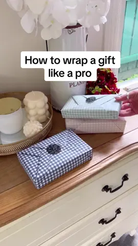 Wrapping an iphone, I hope that it helps xx #giftideas #wrappinggifts #iphonetricks 