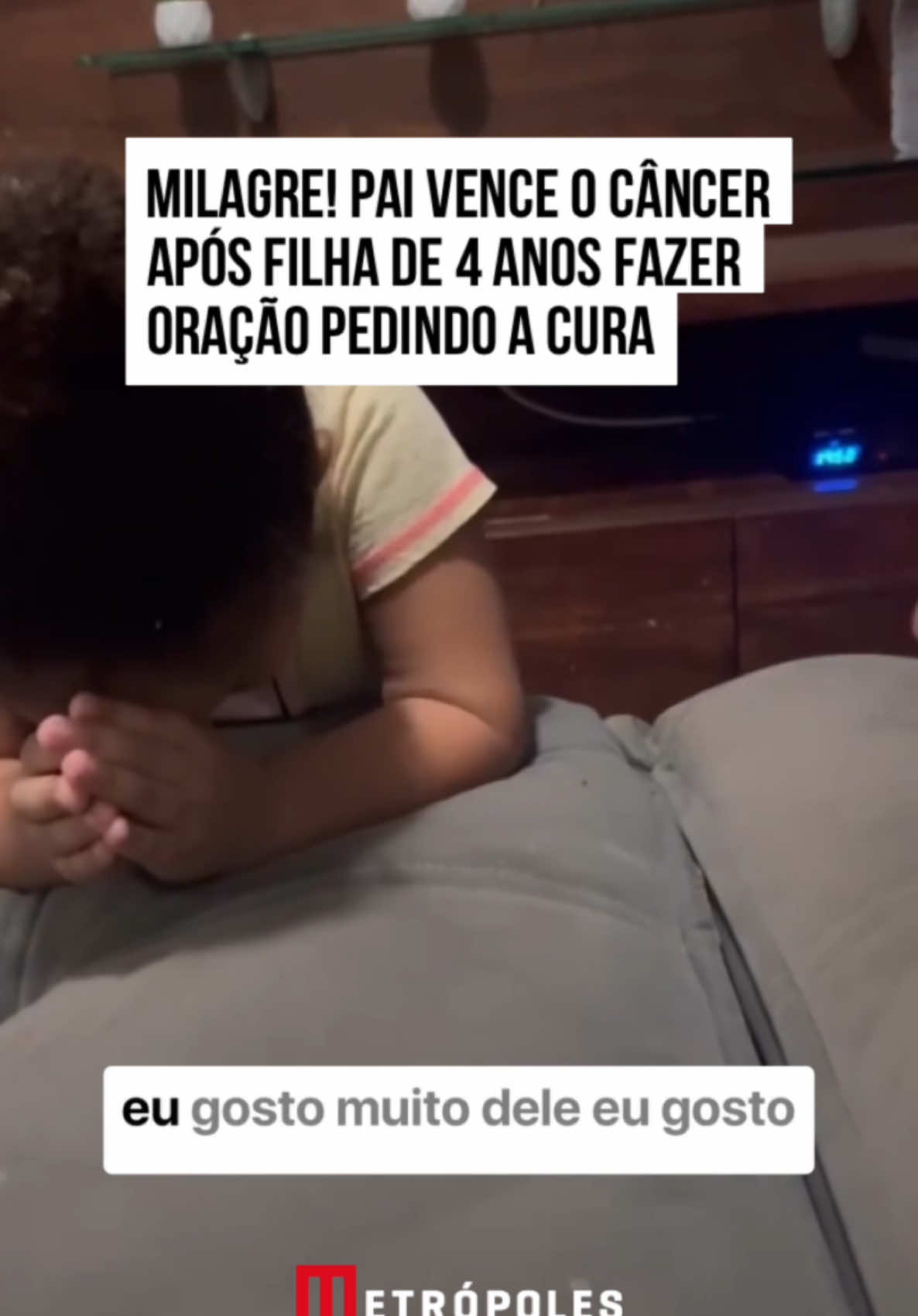 🙏🥹 Rebecca, uma menina de 4 anos, encantou a todos com uma #oração sincera pedindo a cura do pai, Leonardo, que estava em tratamento contra #câncer no #Rio de Janeiro. Em um vídeo compartilhado por sua mãe, Flávia Joyce, a menina é vista ajoelhada ao lado da cama do pai, dizendo: “Eu gosto muito do meu pai. Gosto muito do meu pai perto de mim. Eu peço Jesus que não leve ele para o céu. Amém.” Ela ainda disse: “Se meu pai virar ‘estelinha’ [estrelinha], quero virar junto com ele.” Flávia contou que a oração aconteceu ao chegar em casa após o pai voltar de uma sessão de quimioterapia. Ela explicou que Rebecca parecia inspirada e, tomada pela fé, fez a oração com muita sinceridade. Leonardo, muito emocionado, afirmou que a oração de Rebecca lhe deu forças para continuar lutando.  O vídeo emocionou seguidores, que nos comentários elogiaram a determinação da pequena Rebecca diante da doença do pai. #tiktoknotícias 📹 @Flávia Joyce 