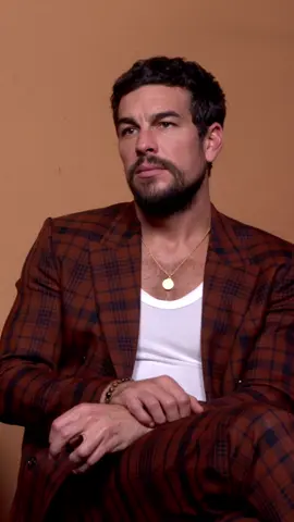 #MarioCasas se hace un tatuaje por cada personaje que intepreta, ¿se ha hecho uno por su papel en Escape?  #annacastillo #mariohouses #escape 