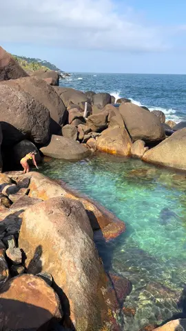 SECRET POINT EM ILHABELA 🏝 Essa piscina natural paradisíaca é formada pela água do mar, e fica entre as pedras com esse visual incrível !!  É localizada ao sul da Ilha, e pra chegar você precisa colocar no GPS o endereço: Av Governador  Mário Covas Júnior, 12300”,  Você estaciona na estrada, e desce por hm portãozinho de madeira ao lado direito do condomínio “Reserva das Flechas”. Dali faz uma pequena trilha, mas sobre as pedras (de preferência não vão de chinelo, escorrega!) até chegar na piscina. ⚠️A piscina tem pontos mais fundos e as pedras no fundo escorregam bem (mesmo de sapatilha aquática), então só entrem se souberem nadar! Fiquem atentos também ao nível do mar!  Gostaram da dica? ✨ #ilhabela #dicasdeviagem #lugaresparavisitar 