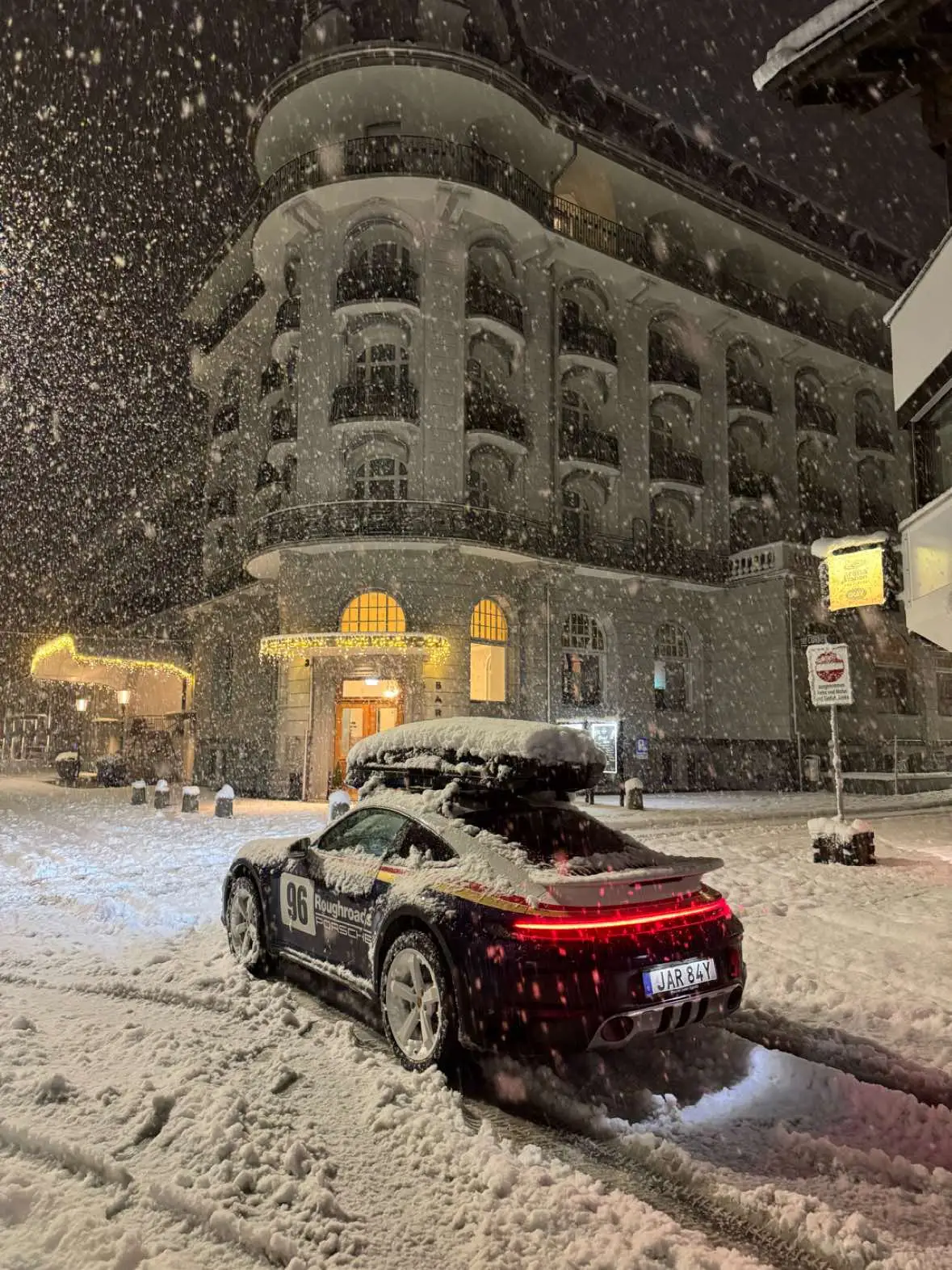 Just me & my Dakar on a ski trip through the alps 🫶 #porsche #dakar #skiing #alps 