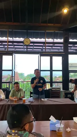 Komunikasi merupakan salah satu cara dalam upaya mewujudkan toleransi antarumat beragama. Pada 05 November 2024 Kemarin Pak @samaniintakoris menghadiri acara Dialog Bersama Komunitas komunitas BAMAG, yang bertujuan mempererat tali silaturahmi, meningkatkan toleransi, dan mengimplementasikan nilai-nilai moderasi beragama di tengah masyarakat. #kudushitz #kudus #kudus24jam #bellindabirton #samaniintakoris #samanibellinda #kuduspride 