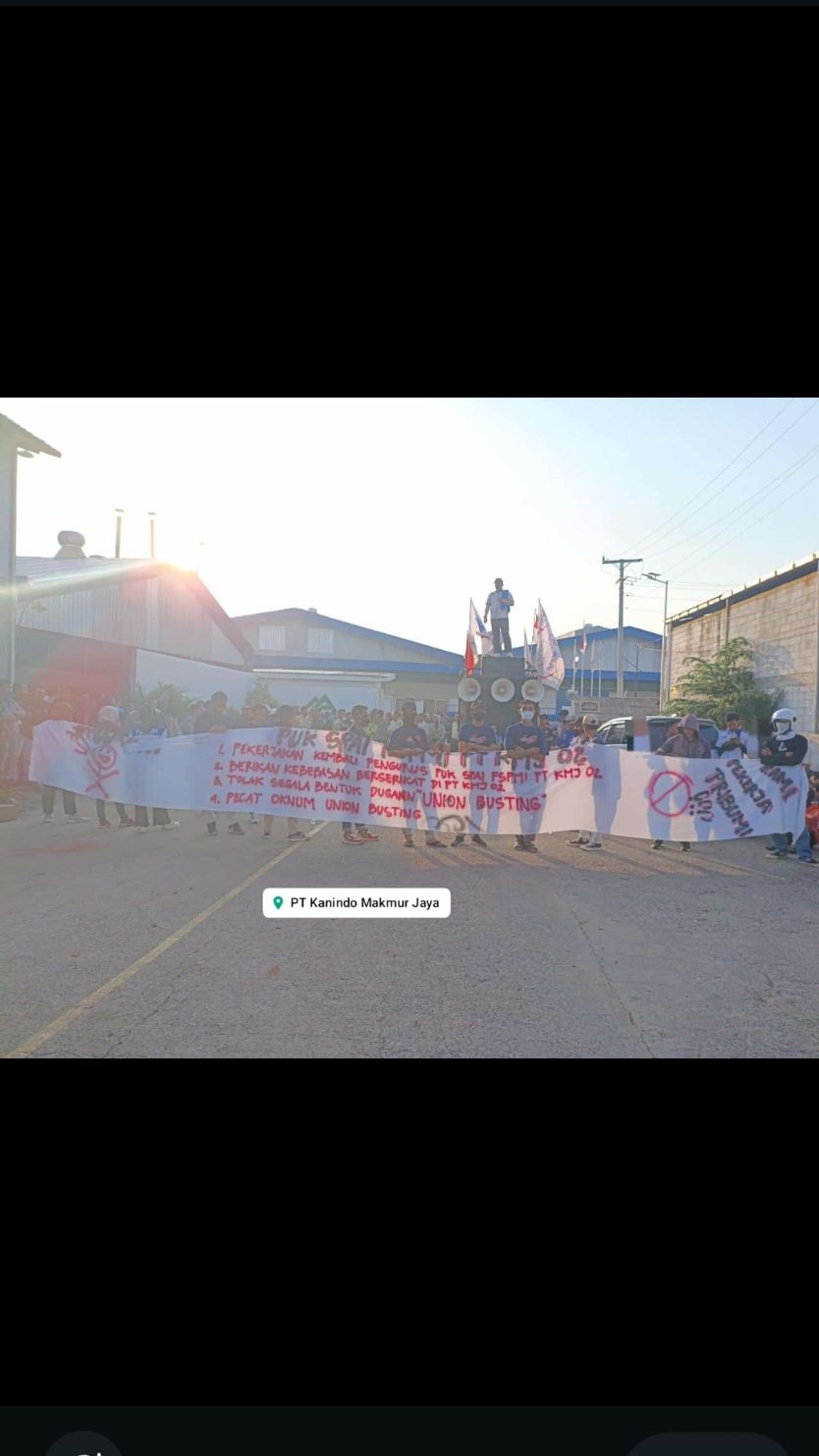 aksi solidaritas di pt kanindo 2 jepara dengan tuntutan 1.pekerjakan kembali pengurus puk spai fspmi pt kmj 2 2.berikan kebebasan berserikat dipt kmj 2 3.tolak segala bentuk dugaan 