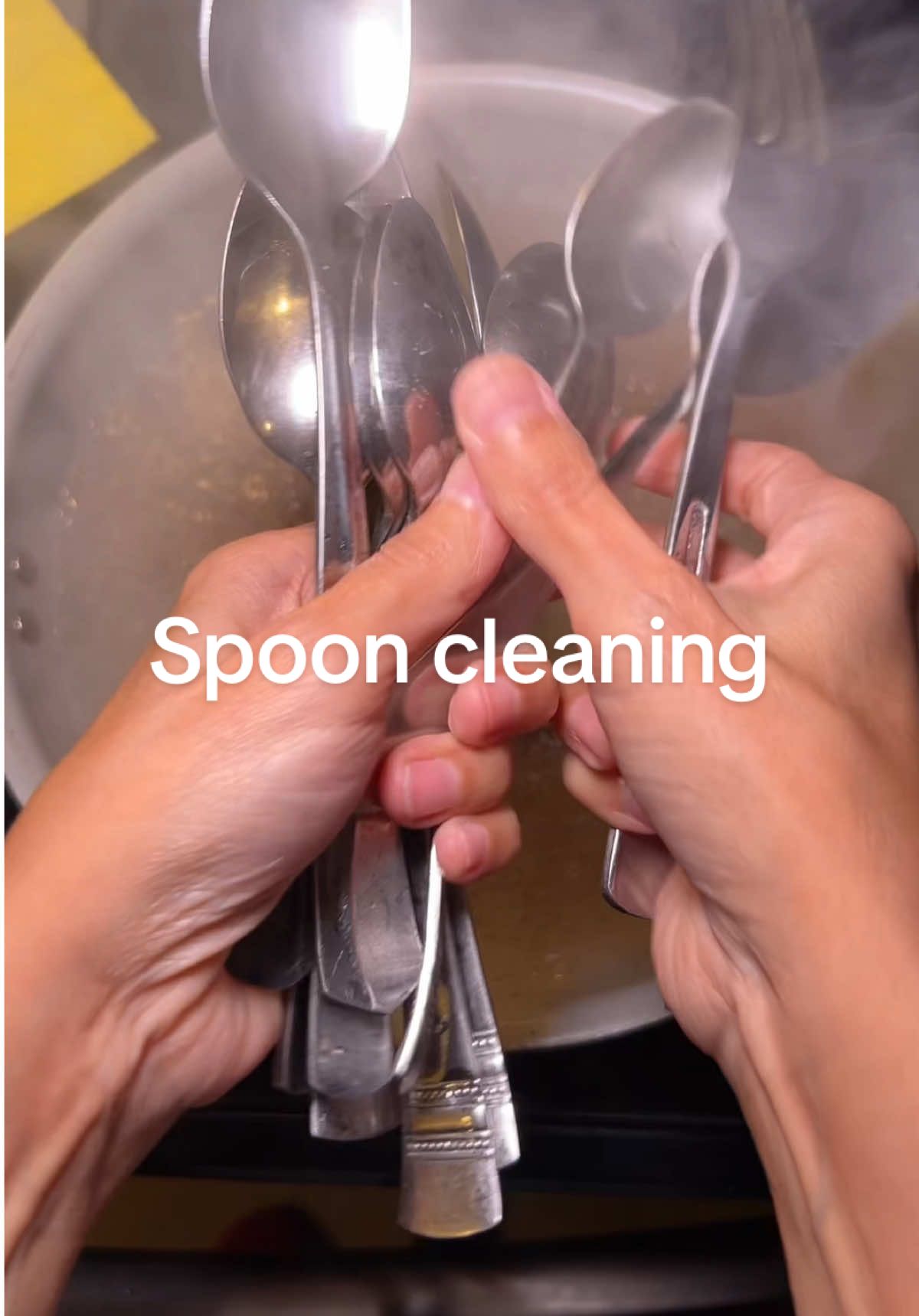 Do this two times a year to have your spoons like new! #spoons #clean #spoon #momhacks #forks 