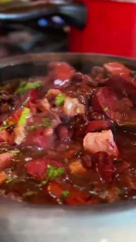 Chega pra cá porque hoje é dia de feijoada na Casa do Norte do Marquinhos! 😋✨ Aquele prato tradicional, com tempero caseiro e ingredientes fresquinhos que fazem toda a diferença. Se você ama uma boa feijoada, vem aproveitar com a gente e dar aquele toque especial no seu dia! 🥘🌶️ #CasaDoNorteDoMarquinhos #feijoada 
