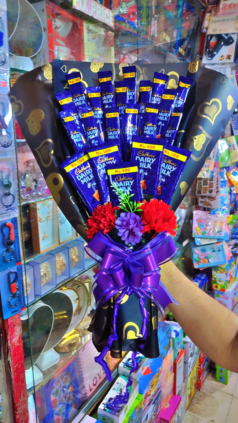 chocolate bouquet dairymilks chocolate 🍫#foryou #chocolatebouquet #giftidea #explosiongiftboxes #surprisegift #giftsforher #tohfaywala #customizedgifts #moneybouquet #explosion #giftwrapping #gift 