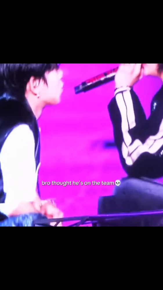 hes so embarrassing im dead #leeknow #han #hyunjin #hanjisung #ihatemybf #ilovemybf #straykids #skz #kaohsiung #taiwan #concert 