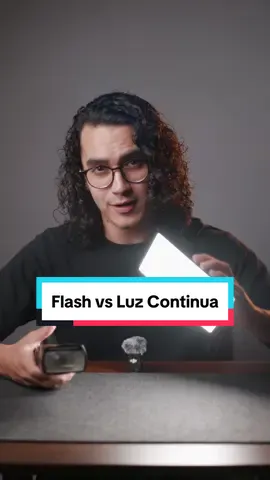 Flash vs Luz Continua 📸 Ventajas y Desventajas Cuando solo hacía foto me sentía más cómodo trabajando con flash, pero hoy que también hago video, creo que me es más practico trabajar con luz continua, por el simple hecho de que lo que estés iluminando va a estar listo tanto para foto como para video. Cuéntame, ¿Cuál prefieres tu y por qué? #tips #fotografia #iluminacion #fotografo 