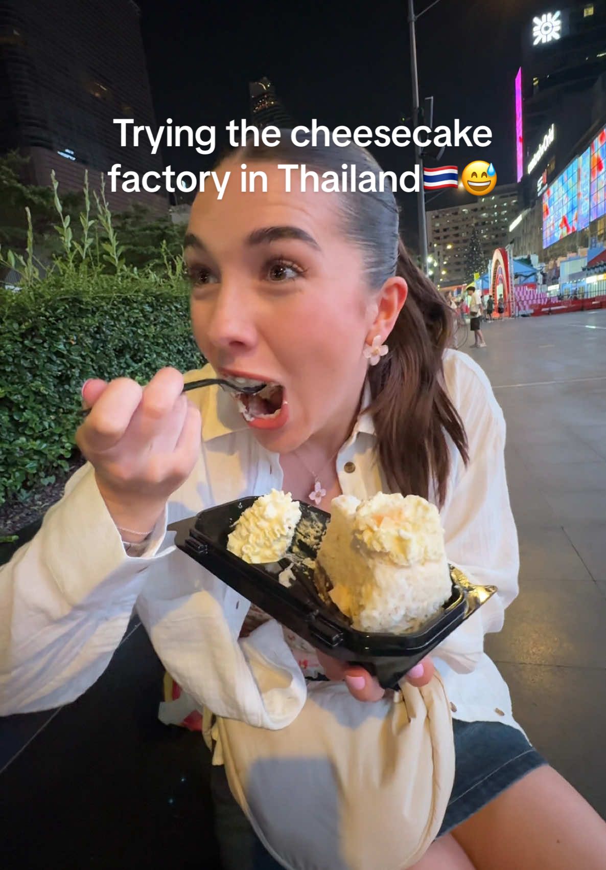 Come to the cheesecake factory in thailand with me🇹🇭😅🍰