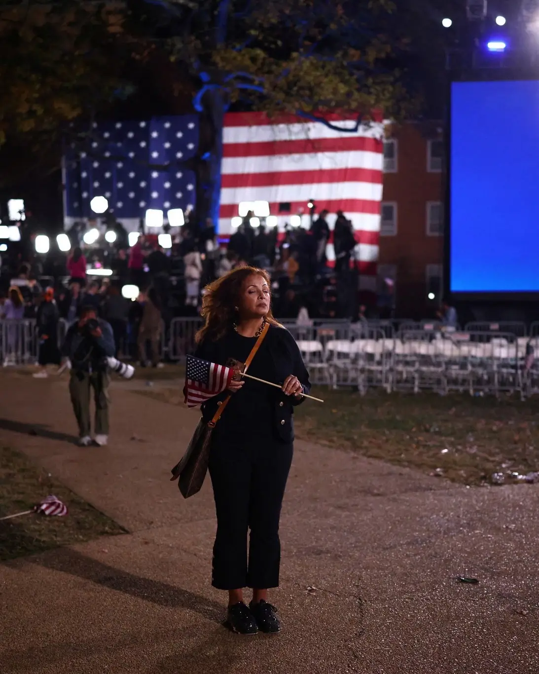 📌 | Entre lágrimas y caras tristes, los seguidores demócratas de la vicepresidenta Kamala Harris se retiraron del evento de campaña previsto el día de ayer en Washington D.C. Se espera que Harris llame este miércoles a Donald Trump, para reconocer su derrota y que también hable públicamente, según dos ayudantes de la demócrata. El presidente, Joe Biden, también planeó llamar a Trump hoy y hablar públicamente sobre los resultados de las elecciones, según un funcionario de la Casa Blanca. #Decision2024 #Election2024 