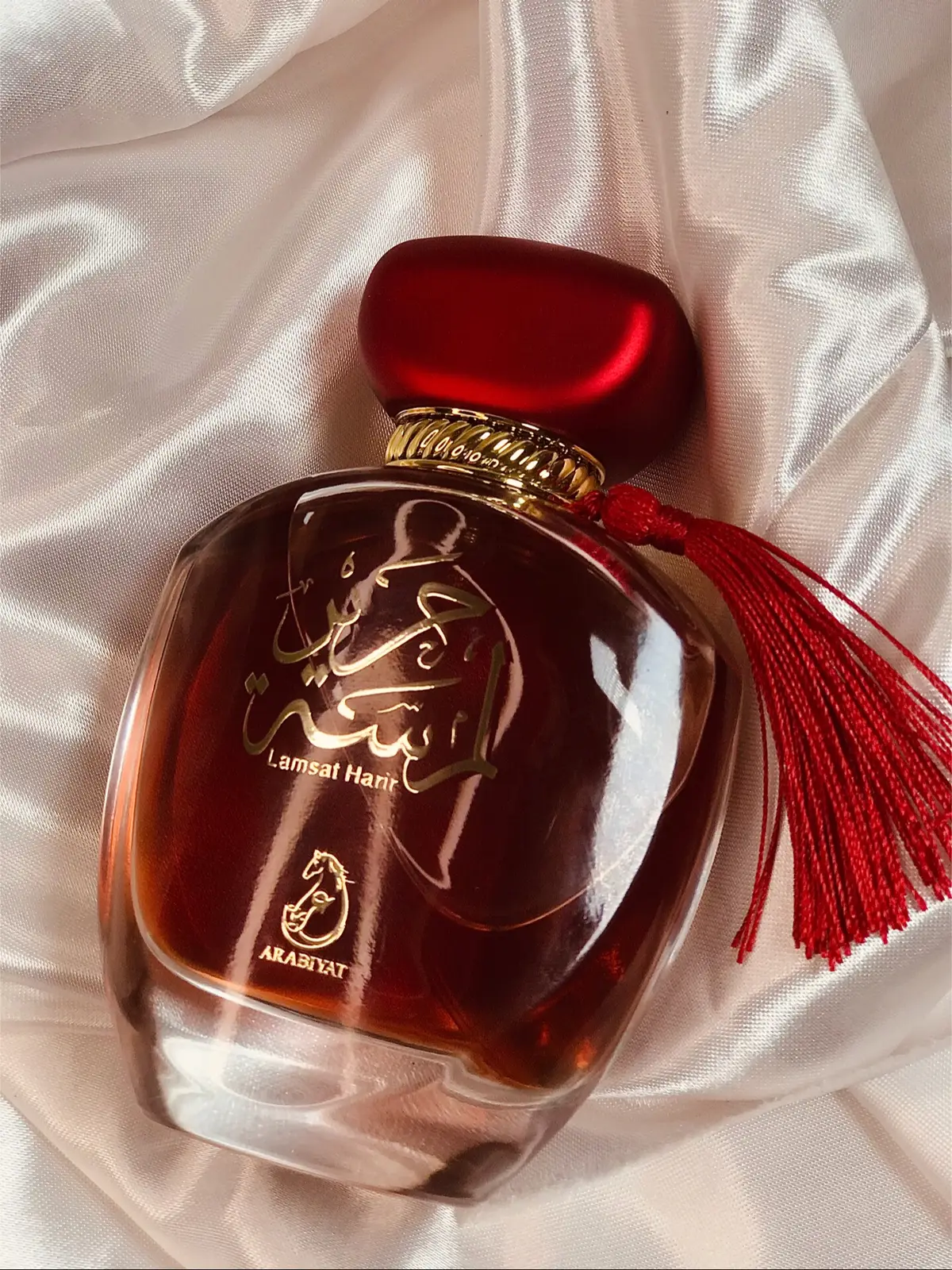 I recently tried @_arabiyat Lamsat Harir, and it instantly became a favorite. From the first spray, it enveloped me in a blend of soft florals and and fruity notes creating a scent that’s both delicate and sophisticated. It opens with a fresh sweetness, of grapes and black currant  hints of floral notes, which gradually settles into a rich, musky base. What I love most is how it lingers subtly throughout the day, leaving a trail of warmth and elegance without being overpowering.   @ARABIYAT PARFUME  Lamsat Harir feels luxurious but also comforting, making it perfect for daily wear or a special night out. It’s one of those scents that just makes you feel effortlessly put together. It was a successful blind buy and I love it . #perfume #fragrance #fragranceoftheday #perfumecollection #scentoftheday #perfumeaddict #affordablefragrances #luxuryinabottle #perfumecommunity #scentlovers #perfumelovers