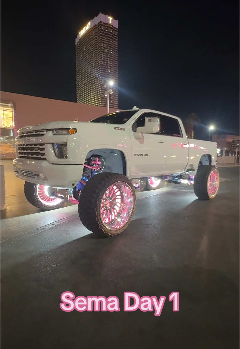 Its a good day!! #sema and #trump 🇺🇸🩷 #liftedtrucks 