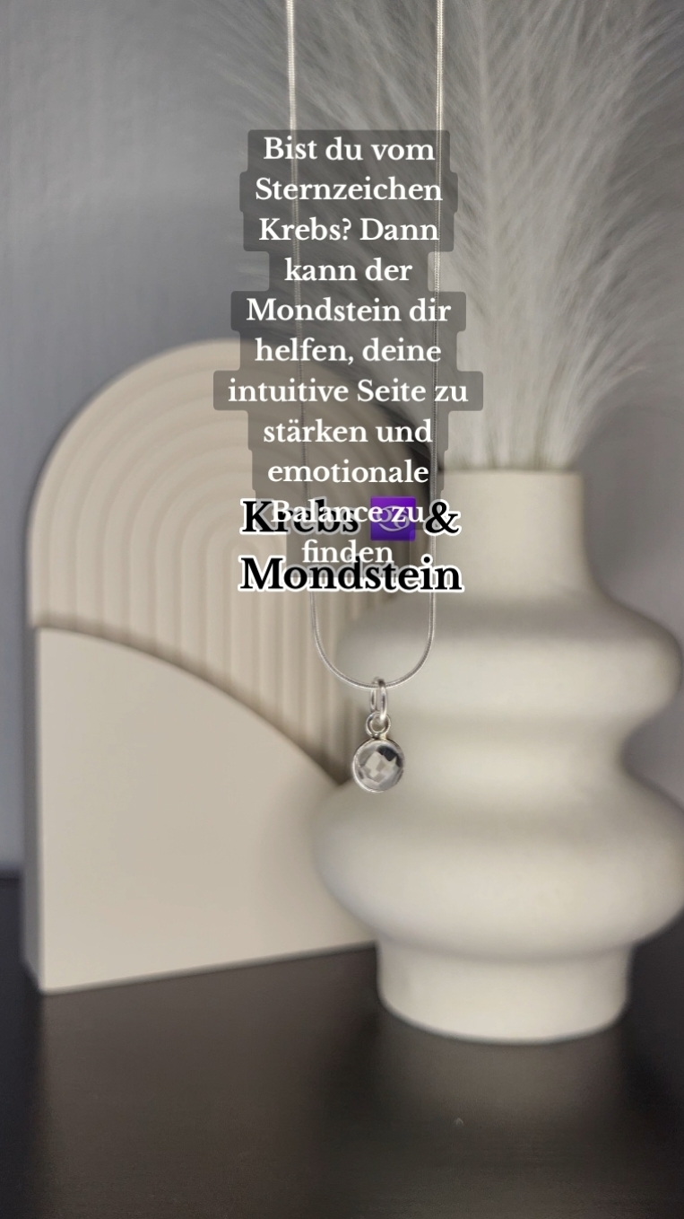 🌙 Bist du ein Krebs? Der Mondstein ist dein perfekter Begleiter! Als Krebs wird deine Energie vom Mond beeinflusst, und der Mondstein unterstützt dich dabei, deine natürliche Intuition und emotionale Tiefe noch weiter zu entfalten. 🤍 Dieser Stein wirkt wie ein Anker für dein Inneres und bringt dir die Balance, die du brauchst, um in hektischen Zeiten die Ruhe zu bewahren und dich mit deinen Emotionen im Reinen zu fühlen. Er kann dich besonders unterstützen, wenn du dich überfordert fühlst oder dich mit deinen Gefühlen verbinden möchtest, ohne darin verloren zu gehen. Der Mondstein ist wie ein sanftes Licht auf deinem Weg, das dir hilft, mit dir selbst in Harmonie zu bleiben. ✨ Möchtest du deinen eigenen Mondstein entdecken? Erfahre mehr über seine Kraft und hol dir deinen persönlichen Stein im Shop! Kommentiere gerne, ob du schon Erfahrungen mit dem Mondstein gemacht hast! 👇 #EnergieZumMitnehmen #SpirituelleEleganz #Heilsteinschmuck #SpirituellerAlltag #SpirituellerSchmuck #heilsteine #crytsalenergy #gemstoneslovers #crystalshop #spirituality #astrologytiktok #MindToria #JedenTagMagie 