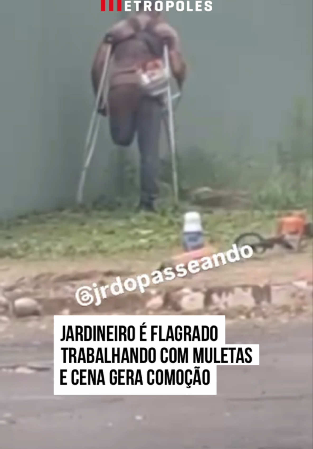 Uma cena comovente #viralizou nas redes sociais ao mostrar a determinação de Zildo, um #jardineiro com a perna amputada, realizando seu trabalho com o auxílio de duas muletas. O vídeo foi gravado enquanto ele cuidava do #jardim em frente a uma casa, e rapidamente atraiu a atenção dos internautas, que o elogiaram pela força de vontade. “Parabéns ao guerreiro, que sirva de inspiração”, escreveu uma página de apoio. “Não existe dificuldade para quem gosta de trabalhar e não fica só reclamando da vida. Meus parabéns para este homem guerreiro”, disse outro usuário. A publicação repercutiu alcançando milhares de visualizações. #tiktoknotícias